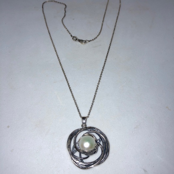 P.Z. Israel 925 silver White pearl nesting in leaves Pendant necklace + chain - Picture 2 of 7